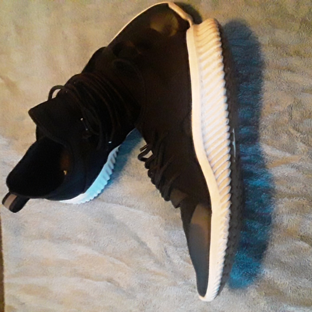 Shoes - Picture 2 of 15